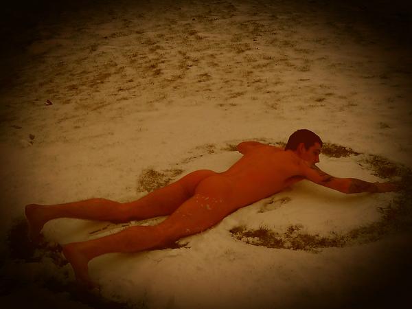 kaicantdance's tweet photo. Naked snow angel! #chillyonthewilly http://t.co/cyva48wO