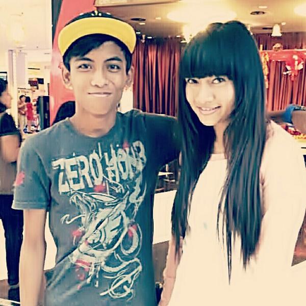 didiwhoaa's tweet photo. With @danea_ameer . Saya suka panggil dia "neelofa" hahaha #GengMA #Pavilion http://t.co/kGOaPS8h