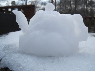 myteabreak's tweet photo. How about a snow Tea Party?  #London #snow #tea http://t.co/J8bO1vIt