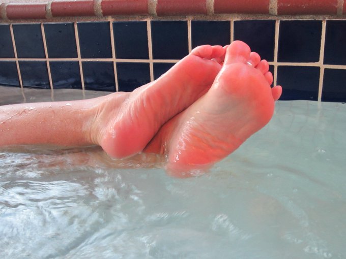 Mmmmm soft wet soles..Happy hump day foot love's! http://t.co/kggo9niM