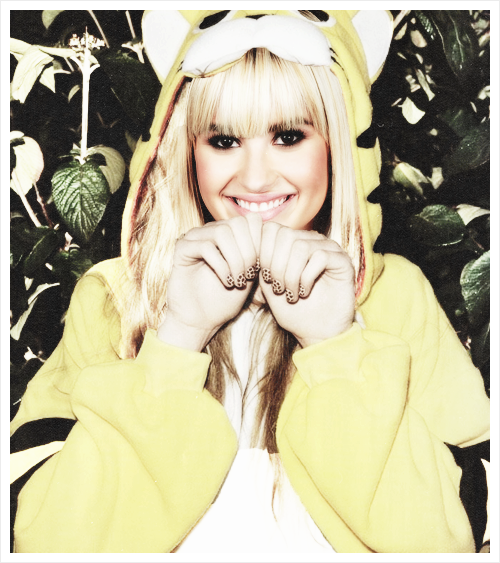 ImagineDDL's tweet photo. #Imagine Demi wanting ou to come to bed, you walk in and see this. http://t.co/hpLun7Zc