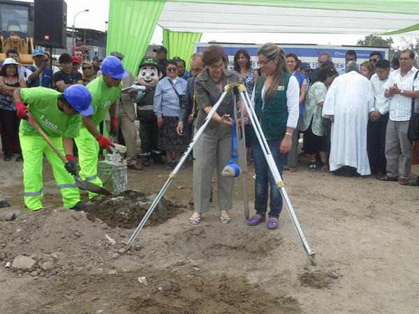 .<a href="/SusanaVillaran/">Ojo Siniestro</a> colocó la primera piedra de alameda Salvador Allende en S.J. de Miraflores y Villa María del Triunfo