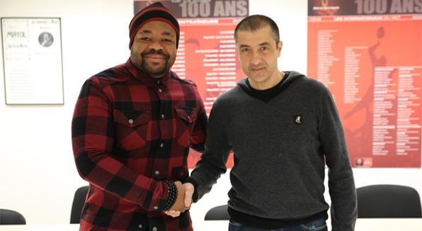 RCTofficiel's tweet photo. C'est l'image du jour : la prolongation du contrat de Mathieu Bastareaud ! #3ansdeplus http://t.co/UnCdxnRG http://t.co/rhIp8YBl