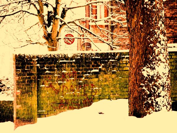 Monosonics's tweet image. #hightownluton #strongstatement #someonesasvexxedaseden #graffitti #urban didn't even see the daub when i took the snap