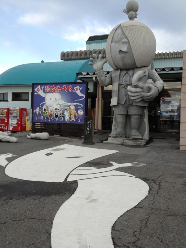 kyabakei's tweet photo. 鳥取名産の松葉が二片手の巨大鬼太郎 http://t.co/SCswId40