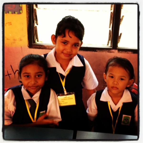 zarinaadena's tweet photo. Lana first day at school.. http://t.co/pDPe58QM