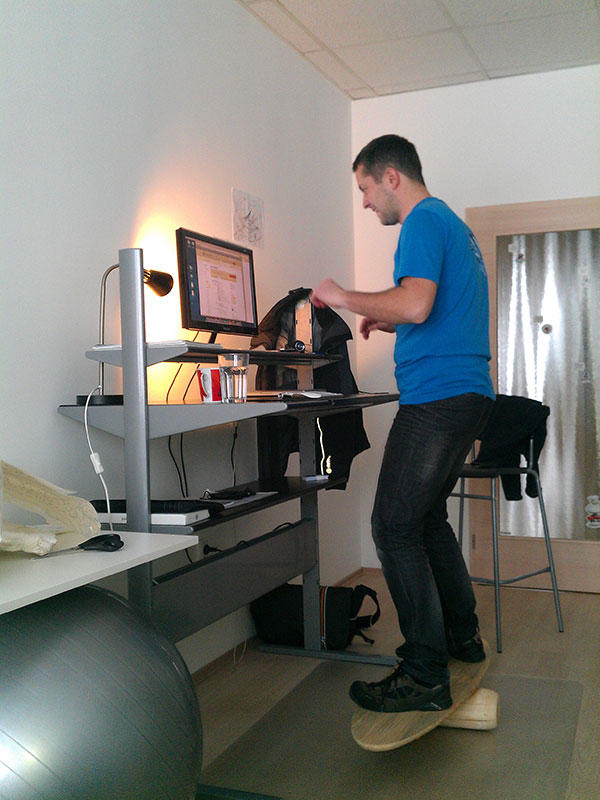 miskerik's tweet image. Stand-up desk level 9999