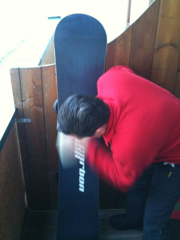 Zo even de boards waxen voordat we de piste op gaan!