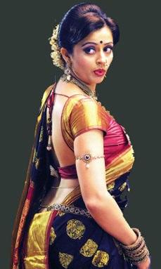 iNehaPendse's tweet photo. Thats a nauvari saree. It is the traditional Marathi style of sari which is worn without a petticoat. http://t.co/t4rpqwRV