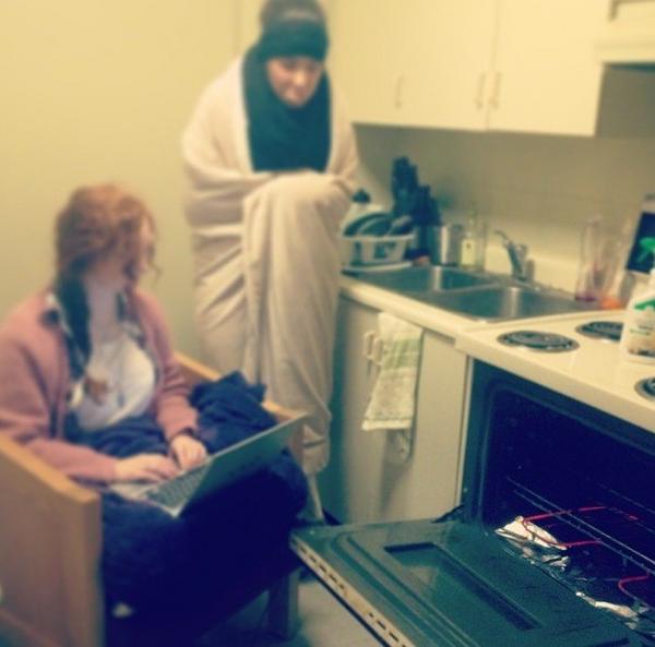jessicaaagauci's tweet image. When its so cold in ur res you resort to the oven for heat #resproblems @michaelagarito_ @lauren3xo