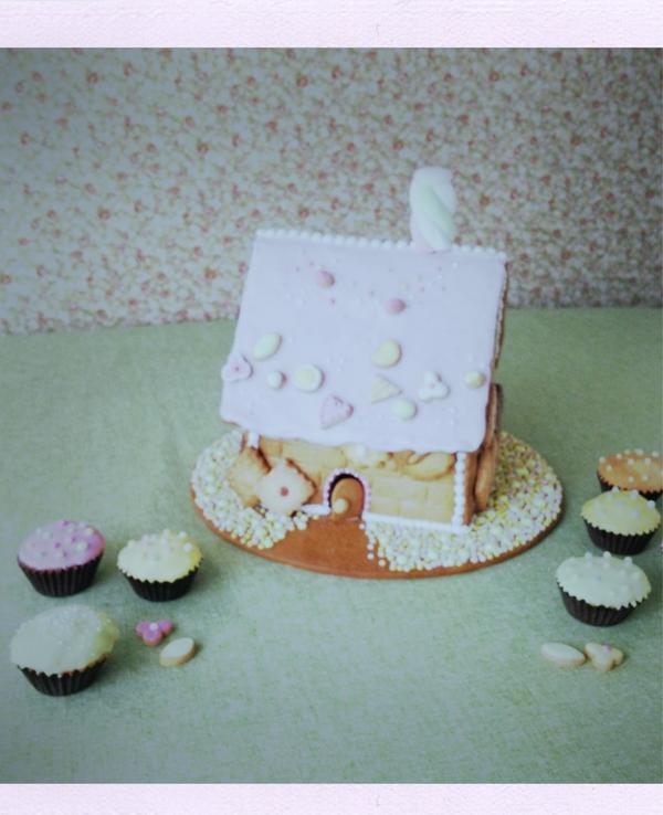 月刊moe この可愛いお菓子の家は ただいま準備中のmoe3月号巻頭特集に登場します この号では アメリカ生まれの人気絵本 はらぺこあおむし を中心に 絵本の中に描かれた美味しいお菓子やお料理をレシピ付きでご紹介しますよ どうぞお楽しみに Http