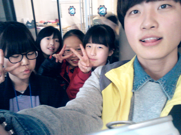 dreamminsu's tweet photo. 영어마을 우리 그룹 귀요미들!:-)  4박 5일동안 잘 따라줘서 너무 고마운 친구들!! 소원이 나영이 효은이! 아낀당 얘들아^~^ http://t.co/pBcl9lFa