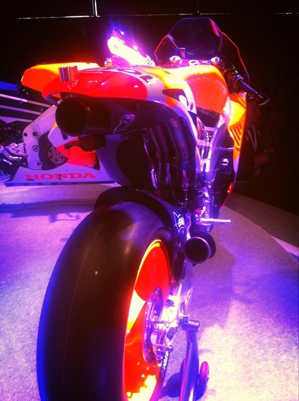 box_repsol's tweet photo. Vista trasera de la moto de Dani Pedrosa #equipoRepsol2013 http://t.co/65gy6E8Z
