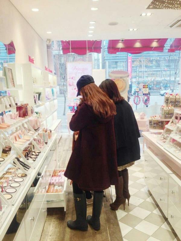 Affxtion_AR's tweet photo. [صوره] ١٣٠١٢٤ كريستال تتسوق في 
Etude House Shinnonhyun branch http://t.co/UO4BXHOm
(٢)
