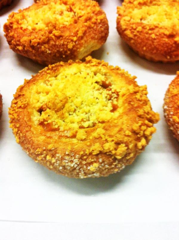 sweetthea's tweet photo. Come see us this Sunday at the Port Moody winter market and pick up a few of our NEW Apple Crumble Brioche http://t.co/dNUuN89u
