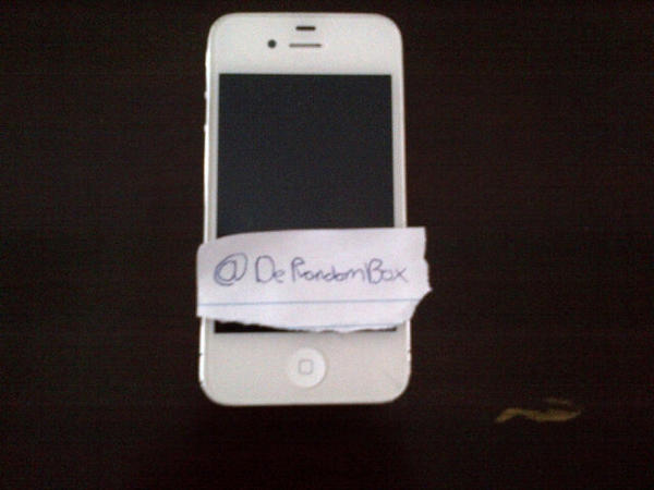 IfUSeeThis's tweet image. volg allemaal @DeRandomBox en maak kans op een Iphone 4
