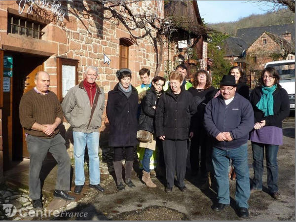 Collongesnews's tweet photo. la municipalité de #Collonges: voeux au personnel communal. 5 conseillers sur la photo au lieu de 11. http://t.co/SFbNbqus