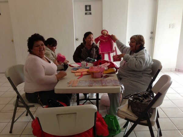 endrikanahi1's tweet photo. Hoy manualidades #DireccionDeDesarrolloSocial @ArturoFelixG con #INPAM #DIF #PuertoPeñasco #MaestraRafaelaFelixBernal http://t.co/dFz2aKrK