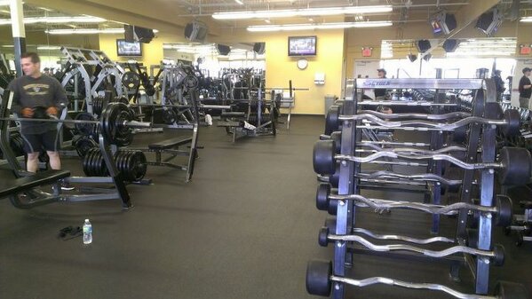 GoldsManchester's tweet photo. Upper body free weight area. http://t.co/fPqS36xt http://t.co/yf3sLB62