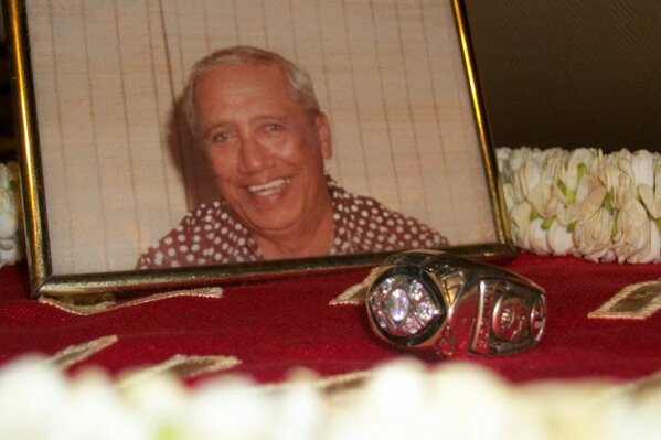 LMNOTV's tweet photo. He never knew it was real! #LostandFound http://t.co/2DblHg5i