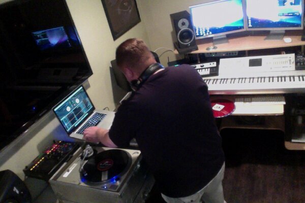 MindSoulVibes's tweet photo. Check out our good friend @DJRedfromLA  DJing LiVE on http://t.co/QLMvuolt
Shout out to @howarddelirium &amp; @DjStylusLA http://t.co/N9esHNtV