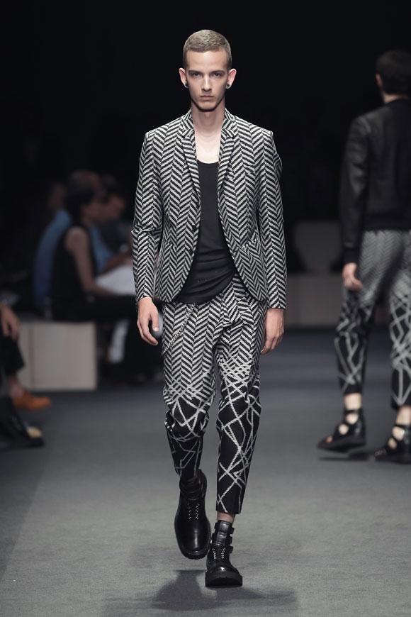 WorldofLUKA's tweet photo. Pattern/shape of the week: chevron, appears in @neilbarrett line.  
Do u a have chevron pattern tie? retwt if u do! http://t.co/SbGmn5PV
