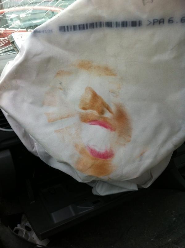 Mystraht's tweet image. Fille trop maquillée vs Airbag