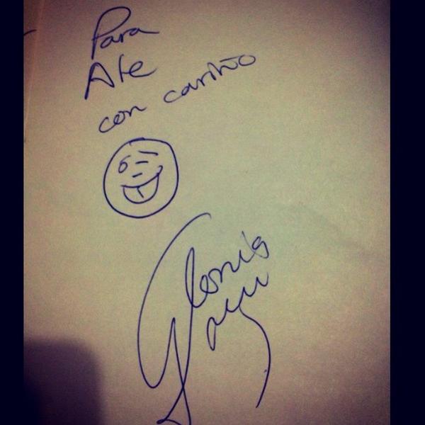 aleviag's tweet photo. @GloriaTrevi wooooooooooooow!!!!! Miiil miiiil gracias x mi autografo!!!!! No voy a poder dormir!!!!!!!! http://t.co/fElTiKNU