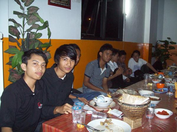 pksmakkah's tweet photo. “@GKsumsel: BUKBER nya GK sumsel @pindangpegaganabdulhalim... http://t.co/1ddZE4Y7” | أشبال الدعوة