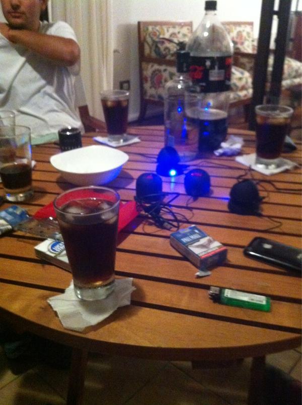 J0RGE_IC's tweet photo. inagurando el depto !!!!!! 🍻 @benjagracia @c_morey verdugo @pacisoffia http://t.co/cDwtzlsp