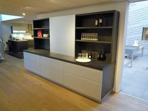 Boffi Zone buffetkast opgesteld in onze showroom, aluminium fronten #showroomaanbieding 50% kort. van-der-woude.nl/aanbiedingen-s…
