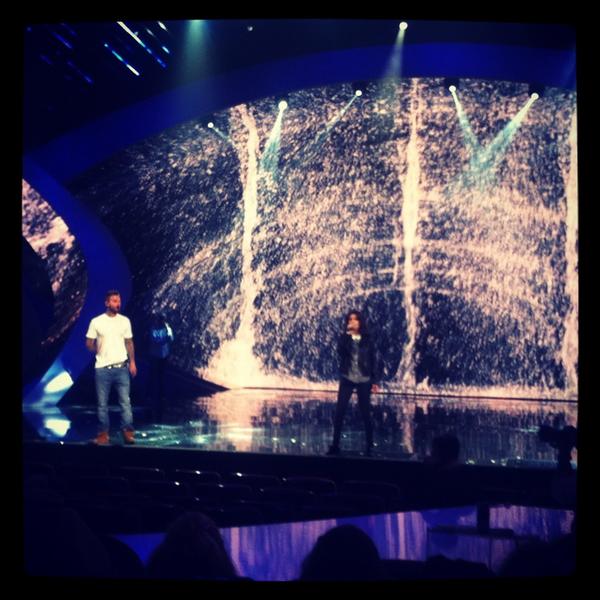NMATF1's tweet photo. “@vivien_2pr: Petite photo cadeau des répétitions de @MPOFFICIAL et @TalOfficial #NMA2013 #EnvoleMoi http://t.co/ewfQeGpW”