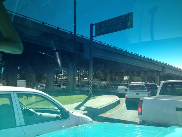 i_ramirezoteiza's tweet photo. Distribuidor vial Crucero de Charo en Morelia, Mich. Mega obra del pasado sexenio del gobierno federal: un fracaso http://t.co/rhadYKl4
