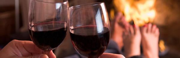 ¿A quién no se le antoja estar así en este día lluvioso con una copita de vino?