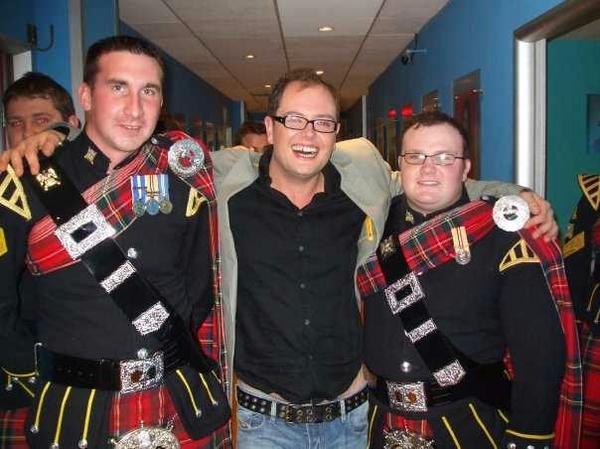 SCOTSDGPIPEBAND's tweet photo. Two of our more handsome band members with @AlanCarr, ( @scotsdgpiper &amp; @Dazohare )  #brawser http://t.co/7R5UOc9f