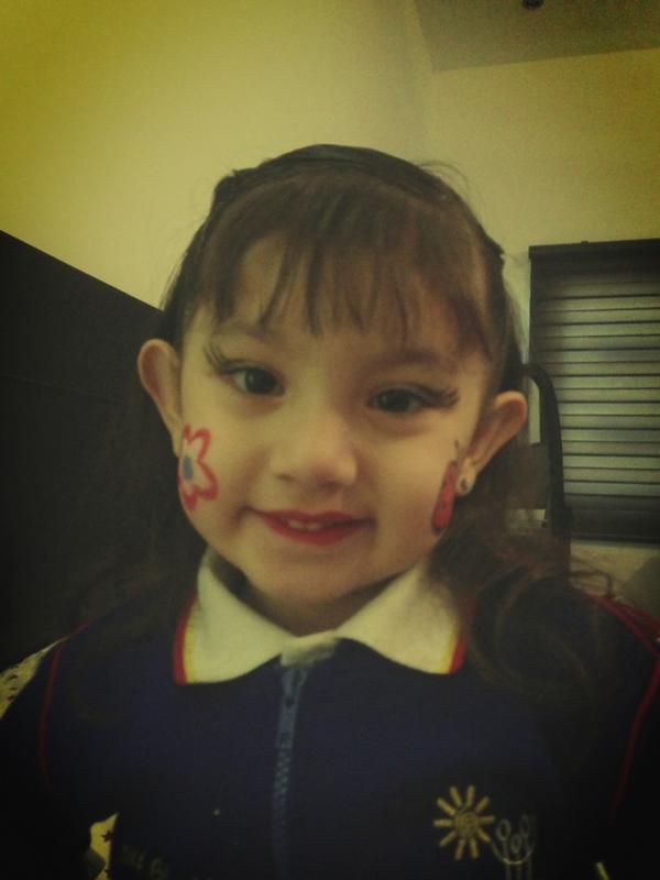 cristymata's tweet photo. Recogiendo a mi bombona del colegio!!! FunnyFaceDay. 😉 http://t.co/SGM64sA5