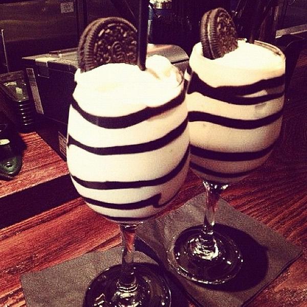 FoodFromHeaven's tweet photo. Oreo Milkshake #FoodFromHeaven http://t.co/5kYuL1Kt