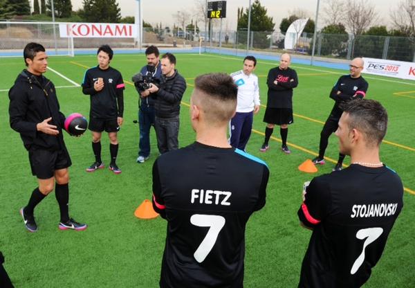 Cristiano's tweet photo. Thanks to the winners of the PES contest. It was a fun day. http://t.co/u7viZ6XY