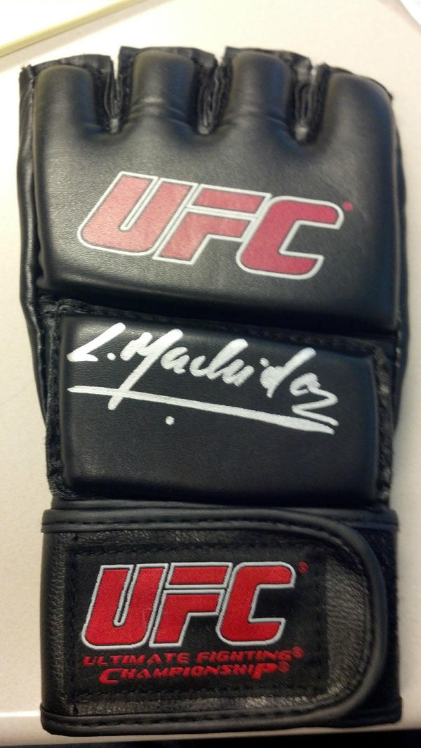 Topps's tweet image. Time to show our @UFC fans LOVE for reaching 45K strong!  RT &amp;amp; follow  for chance to win @lyotomachidafw auto glove!