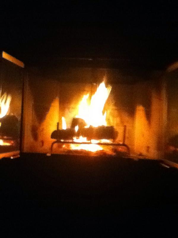 RidingQeen's tweet photo. It's a fire at our new house! Fun!! http://t.co/YumAIP9I