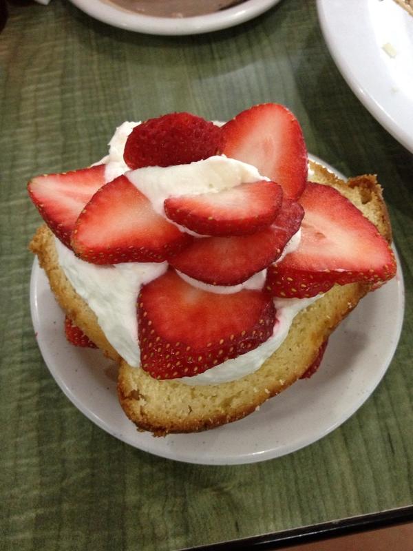 Amy_H_Von's tweet photo. @kyarseniahthwy @jcreel2 so good!! 🍰🍰🍰🍰 http://t.co/Sn4l2VCc