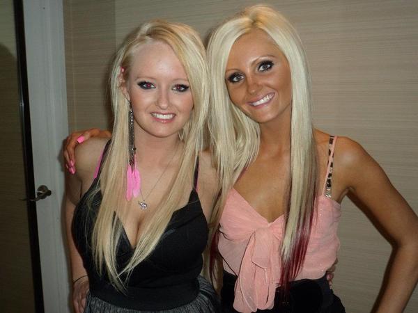 BrittRoseBurns's tweet photo. BFF @chasityapril #hotmeow http://t.co/YzXcBCJn