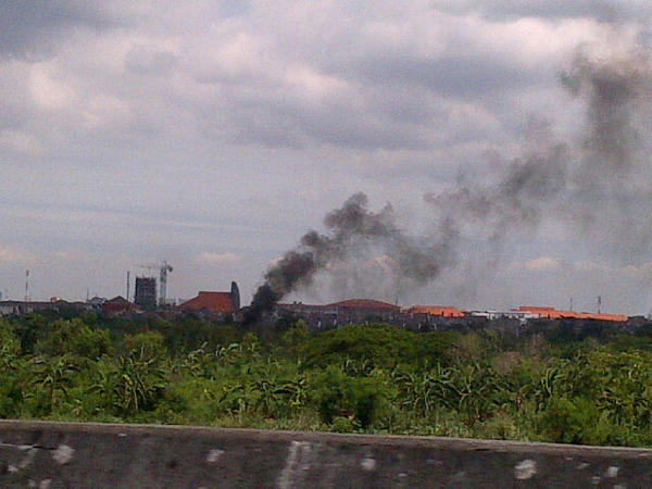 affesiadella's tweet photo. Kebakaran di daerah rungkut, keliatan jelas dr tol waru-juanda. @e100ss @infosurabaya http://t.co/6wLHzaMa