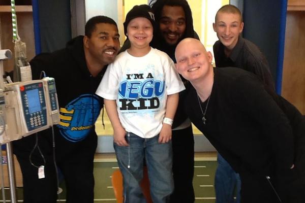 GESPLevelField's tweet image. Hanging out with William Clay. Bold youngin stared cancer down at 6. Owners @NJOIDAVIEW and Lonnie Marts pictured.