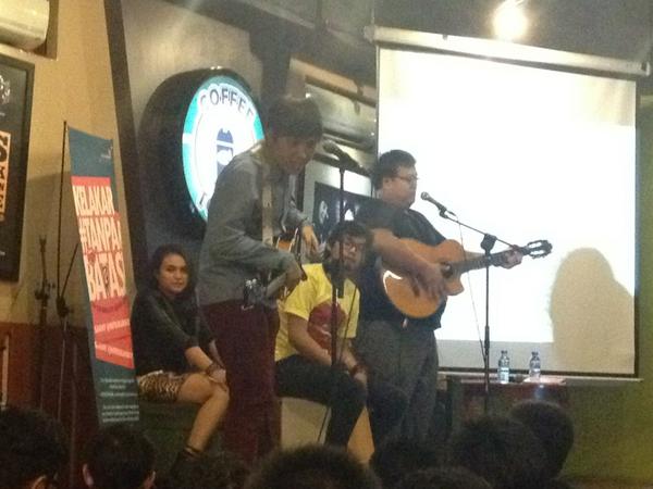 pandji's tweet photo. Wohoo @notaslimboy @fauzaiam @MsTjiang @kukuhya membawakan "Coffee &amp; TV" http://t.co/FX3VDnSA