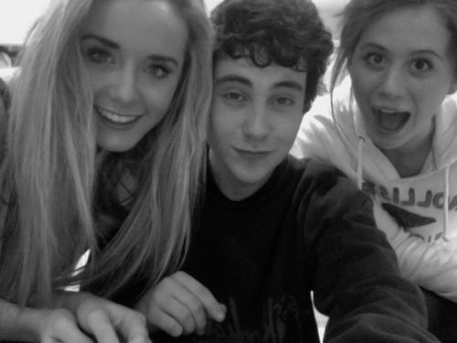 heather_gall486's tweet photo. @LindziBabi and I love Josh. #NeighborLove http://t.co/XsWlS0ab