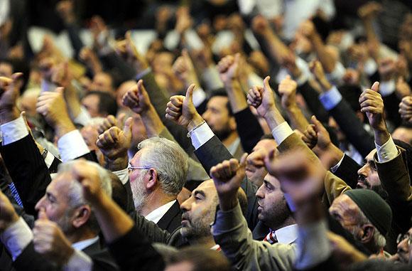 saadetsakarya's tweet photo. Baş parmağın MİLLİ NİZAM diye havaya
kalktı gün bugün.. Parmaklarımız havada,
ahdimiz var: YENİ BİR DÜNYA kurmaya! http://t.co/eqlOH9gG