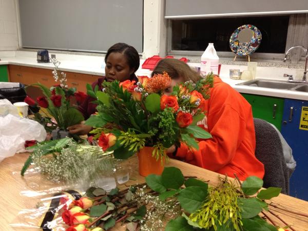 motsoraya's tweet photo. Thusday's #flower arrangement #class http://t.co/lO4qa08I