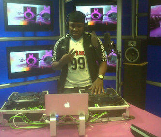 kwaame_danso's tweet image. @Krisj_Pro da hitz maker..... #worldwidemusic #InTeRnAtIoNaLLyLoCaL.