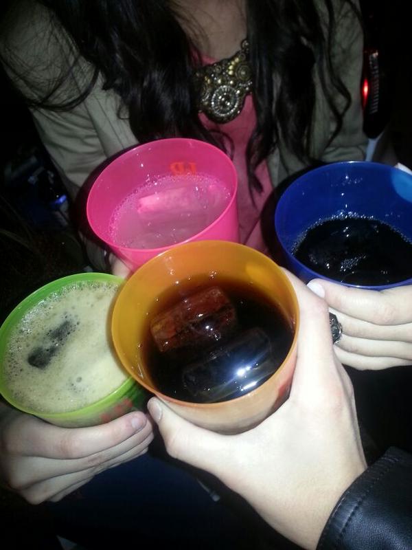 SiiiL14's tweet photo. Empezando la noche @nurnur91 @instrv #candela http://t.co/kFxZlVT3